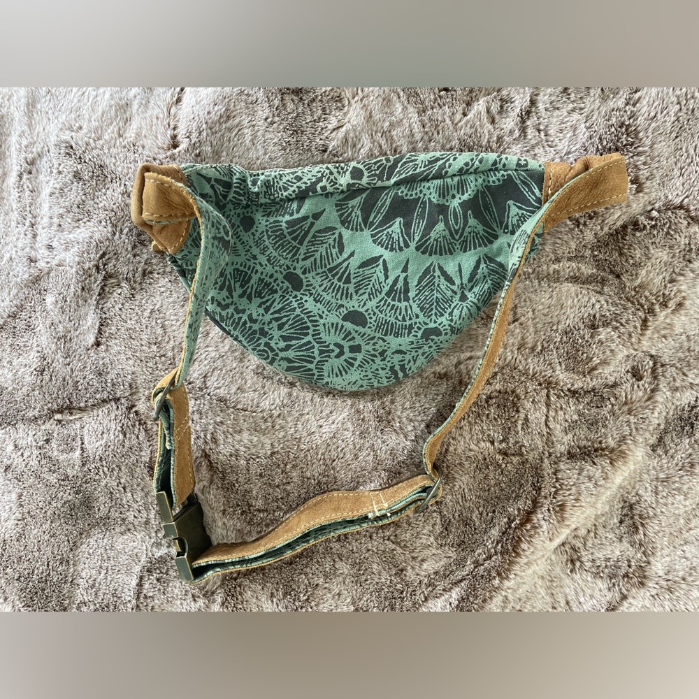 Myra Bag Fanny Pack Like New Fur Pocket - Picture 2 of 3